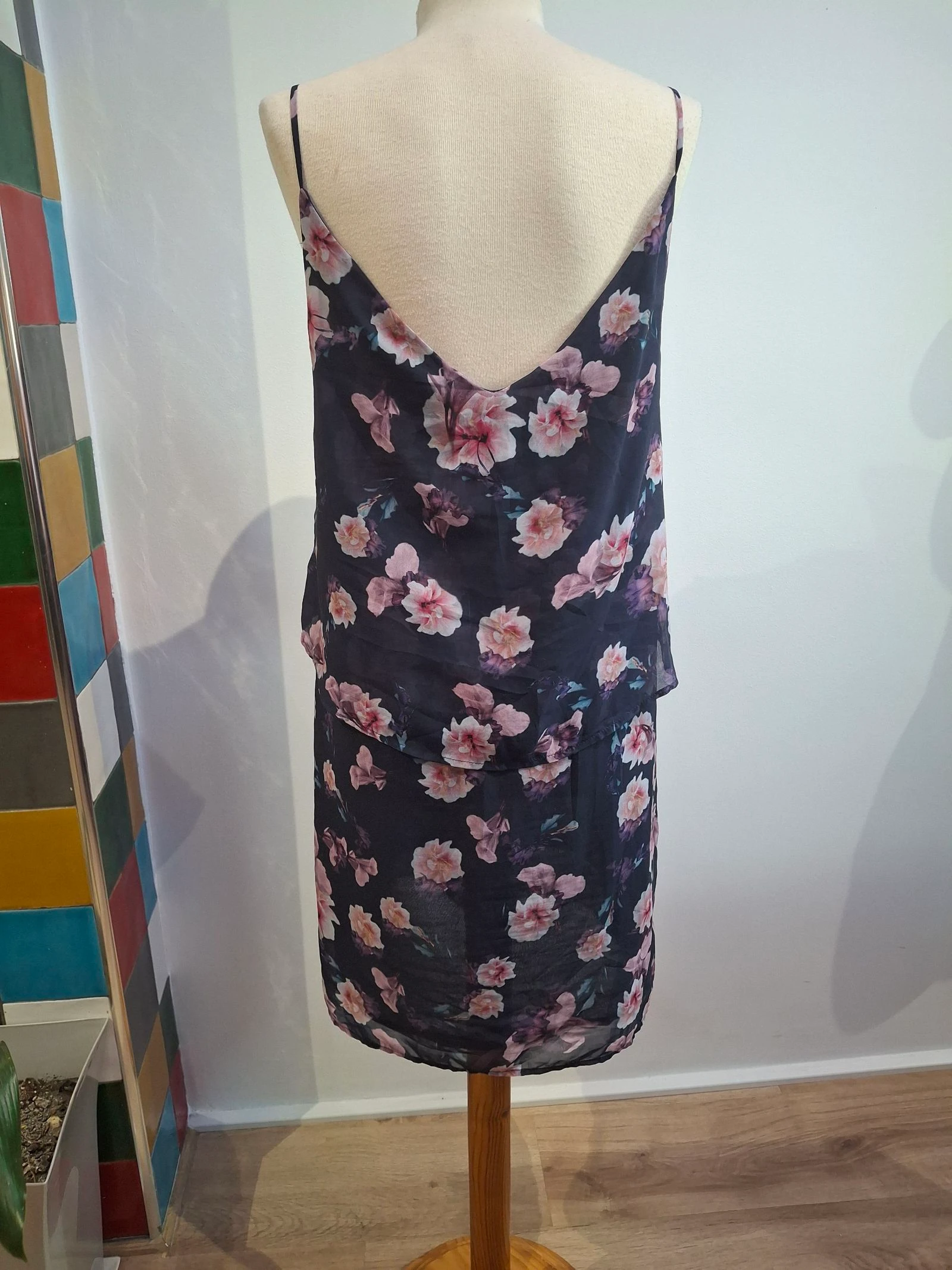 Vestido curto floral Mango Collection - Tamanho M (Fluído e camadas) – photo 3